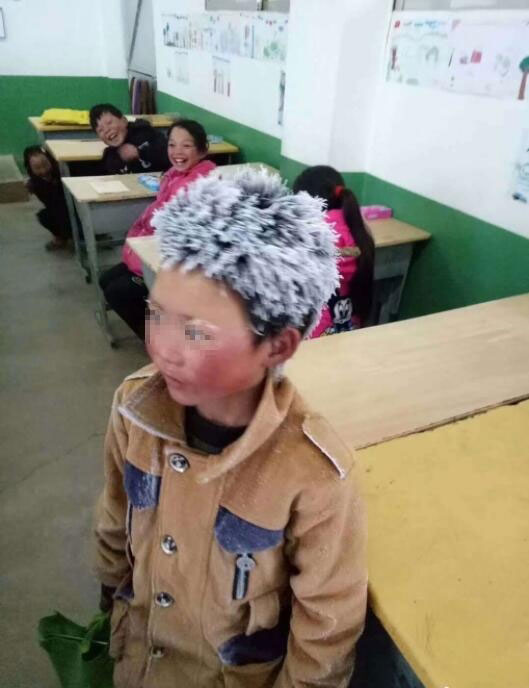 云南留守男孩冒冰霜上學(xué)，結(jié)成“冰花”獲網(wǎng)友鼓勵，看著讓人心疼01.jpg