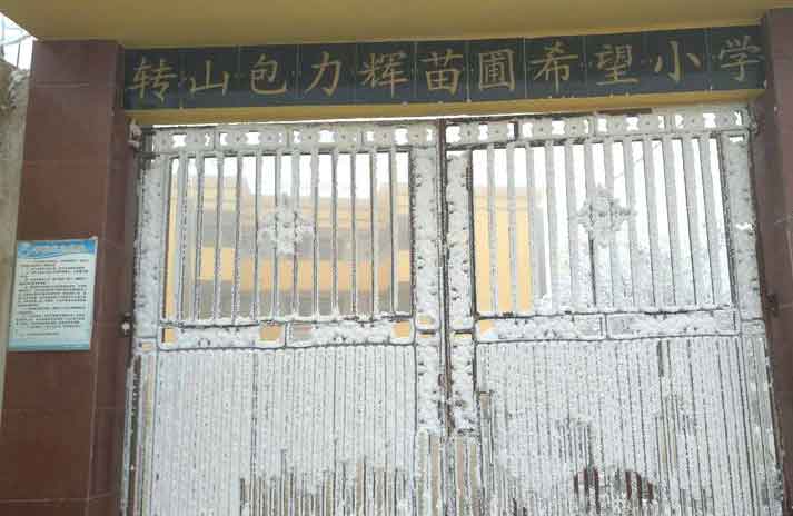云南留守男孩冒冰霜上學(xué)，結(jié)成“冰花”獲網(wǎng)友鼓勵，看著讓人心疼04.jpg
