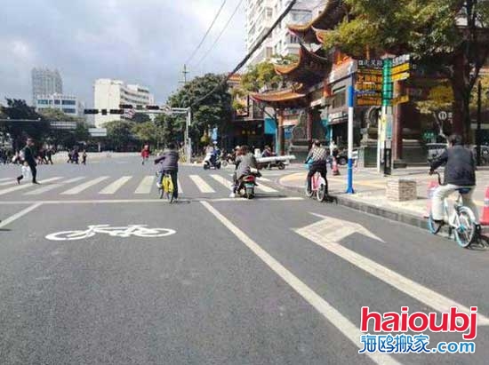 昆明人民中路非機(jī)動(dòng)車(chē)道調(diào)換了位置.jpg
